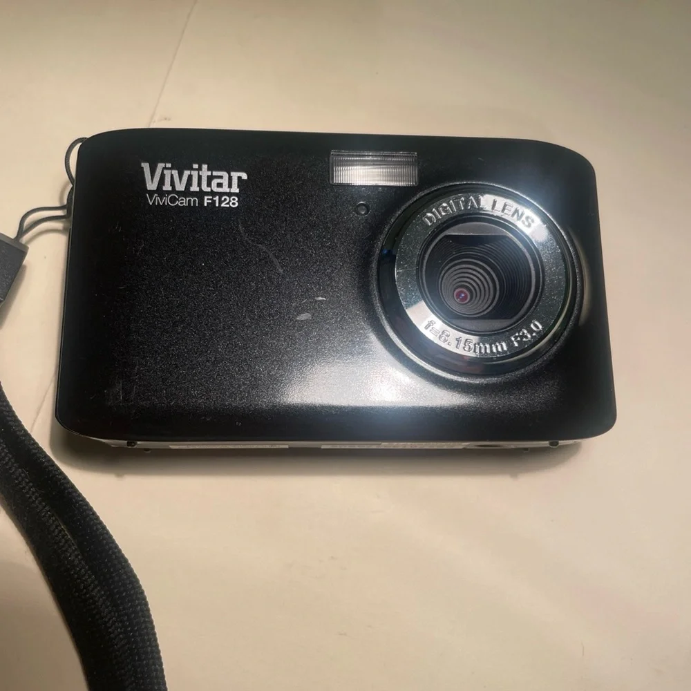 ViviCam F128 Compact Digital Camera - Black batteries no charger working tested.